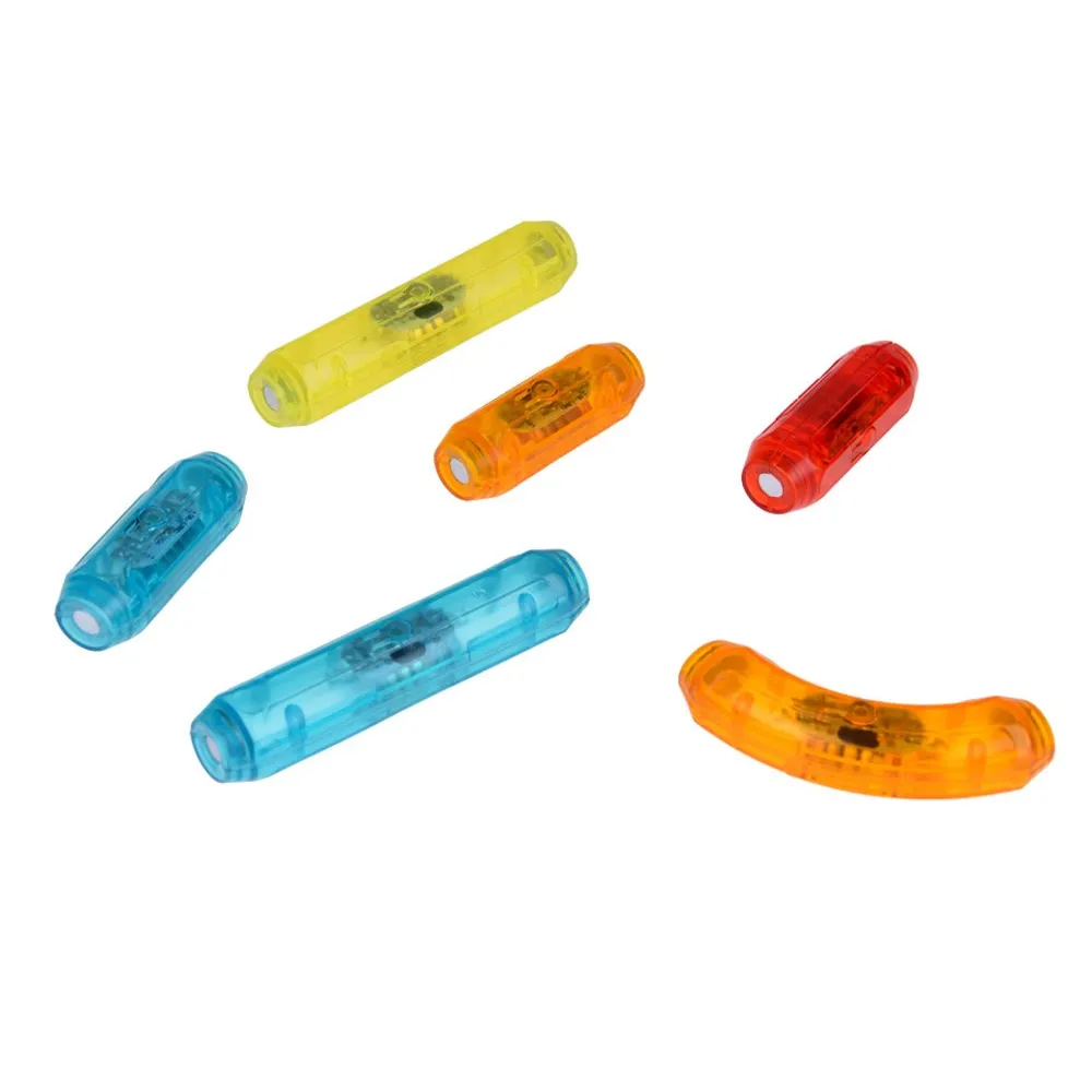 klocki magnetyczne w trakcie kreatywnej zabawy w domu