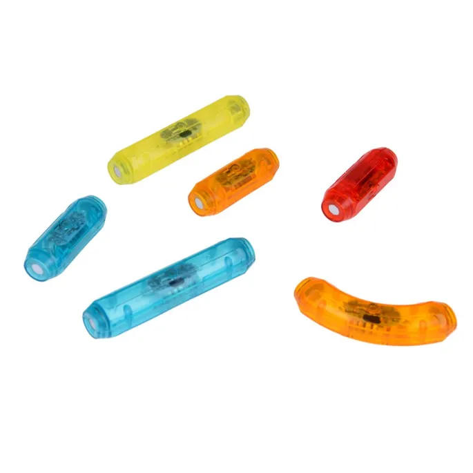 klocki magnetyczne w trakcie kreatywnej zabawy w domu