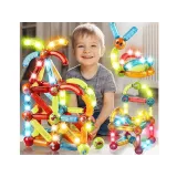 układanie kolorowej figury z podświetlanych klocków magnetycznych