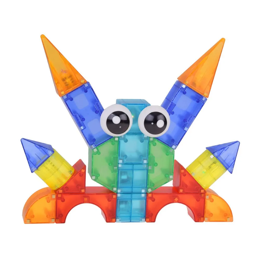 dziecięca konstrukcja z klocków magnetycznych o różnych kształtach