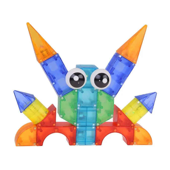 dziecięca konstrukcja z klocków magnetycznych o różnych kształtach