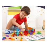 rozmaite figury przestrzenne zbudowane z magnetycznych klocków 3d