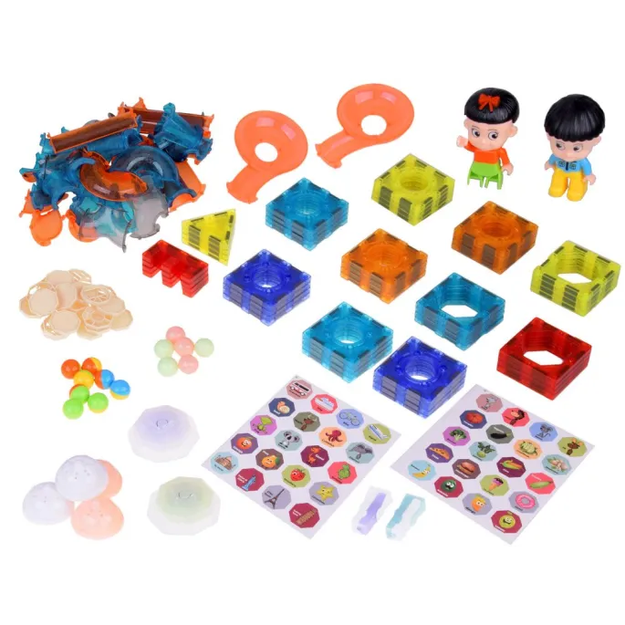 zbliżenie na świecące kulki w wieloelementowym torze