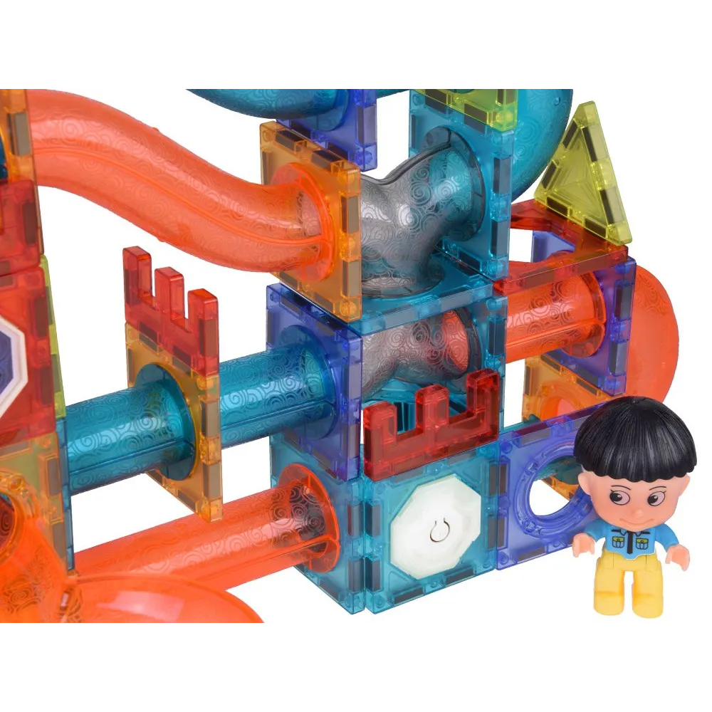 dwie figurki ludzików przy torze z klocków magnetycznych