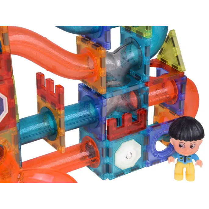 dwie figurki ludzików przy torze z klocków magnetycznych