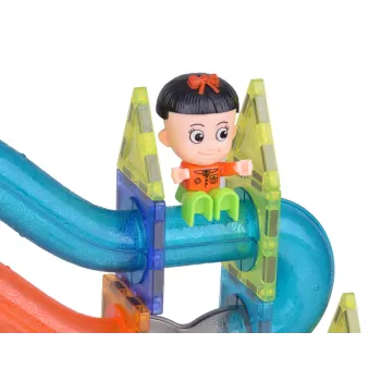 widok budowli z żywych, kolorowych elementów plastikowych