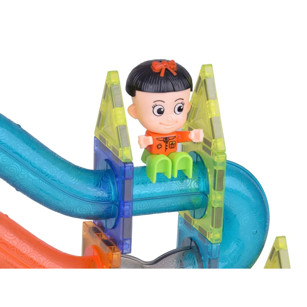 widok budowli z żywych, kolorowych elementów plastikowych