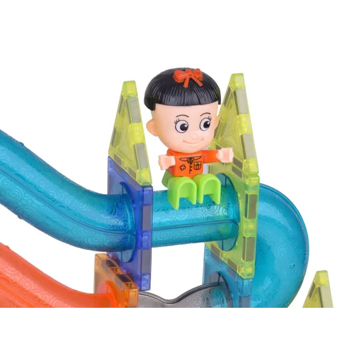 widok budowli z żywych, kolorowych elementów plastikowych