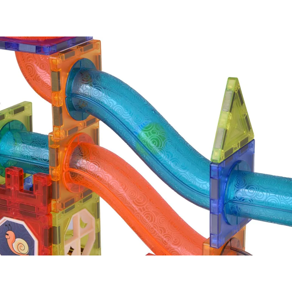 naklejki dołączone do zestawu ułożone obok klocków