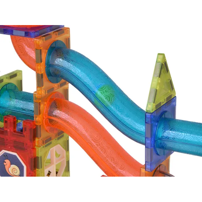 naklejki dołączone do zestawu ułożone obok klocków