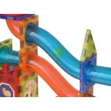 naklejki dołączone do zestawu ułożone obok klocków