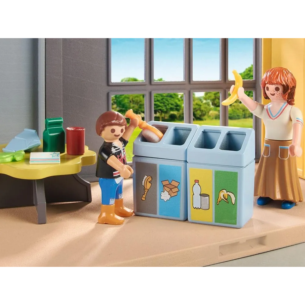 Zbliżenie na kosze do segregacji odpadów z zestawu Playmobil