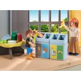 Zbliżenie na kosze do segregacji odpadów z zestawu Playmobil
