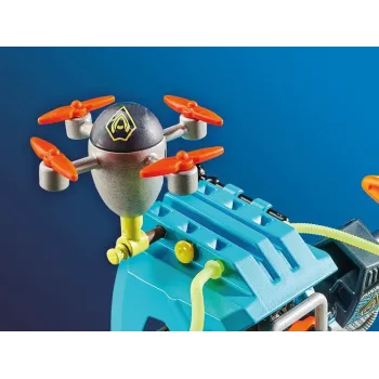 kolorowe elementy zestawu Playmobil rozłożone na białym tle