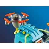 kolorowe elementy zestawu Playmobil rozłożone na białym tle