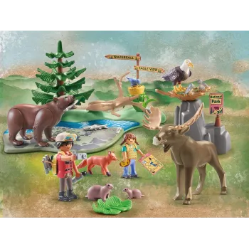 zbliżenie na figurki niedźwiedzia grizzly i łosia z zestawu