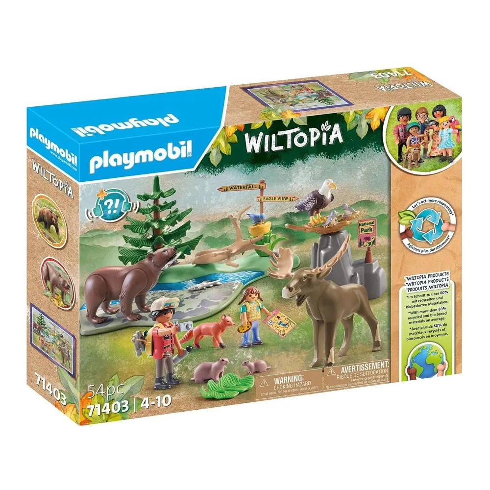 różnorodne elementy zestawu playmobil ułożone na tle leśnym