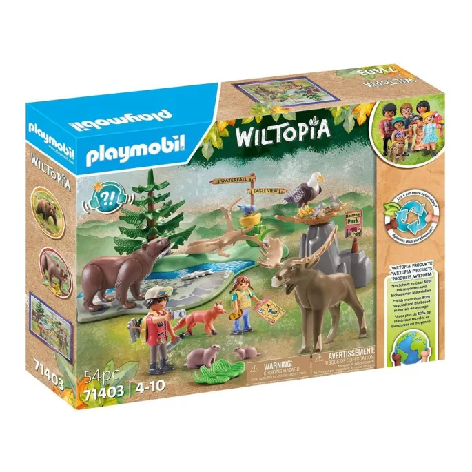 różnorodne elementy zestawu playmobil ułożone na tle leśnym