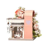 Zbliżenie na suknię ślubną z różanymi akcentami pośród dekoracji