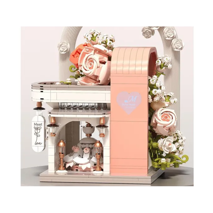 Widok na bogato zdobioną witrynę sali ślubnej z detalami ozdobnymi