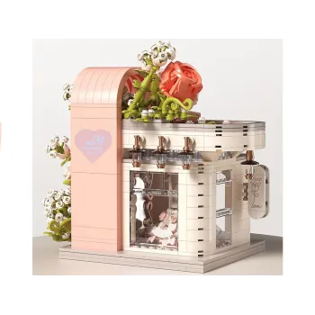 Elementy roślinne oplatające ściany konstrukcji z latarenkami przy wejściu