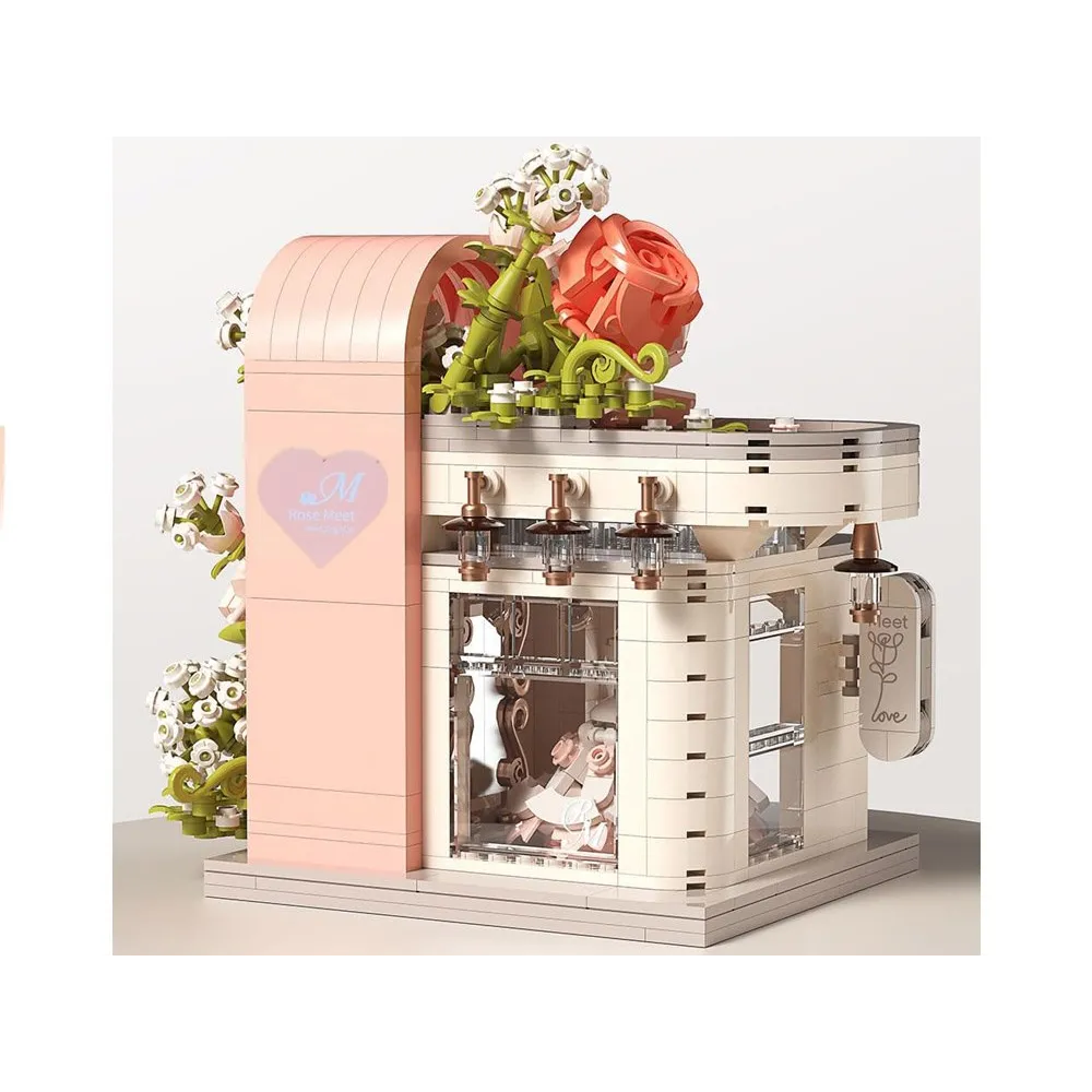 Elementy roślinne oplatające ściany konstrukcji z latarenkami przy wejściu