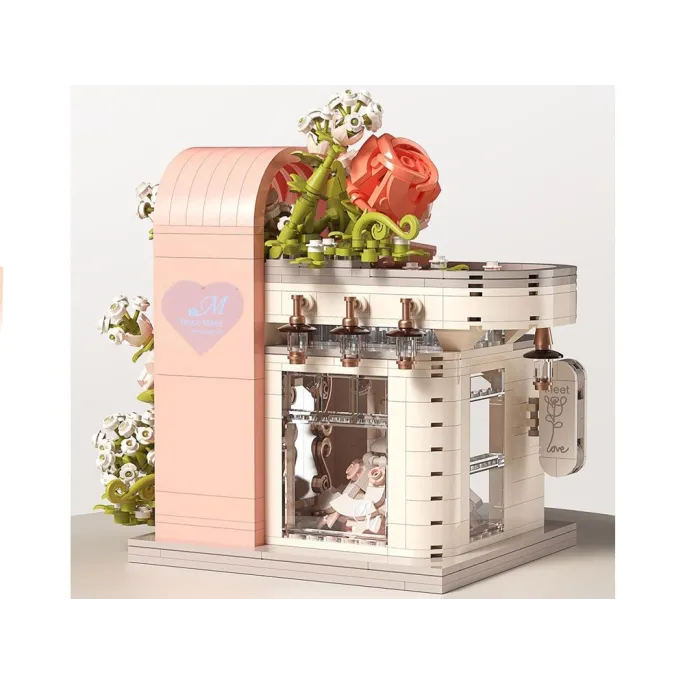 Elementy roślinne oplatające ściany konstrukcji z latarenkami przy wejściu