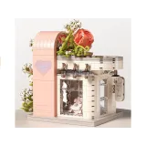 Elementy roślinne oplatające ściany konstrukcji z latarenkami przy wejściu