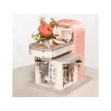 Zestaw klocków wyeksponowany jako ozdoba na półce lub biurku