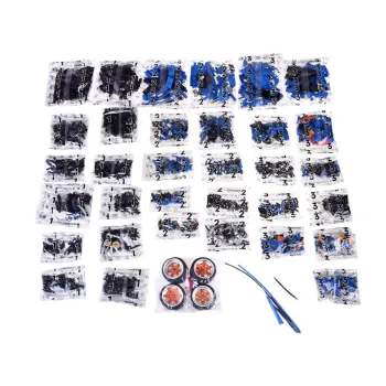 Felgi i piasty kół w modelu sportowego auta z zestawu konstrukcyjnego