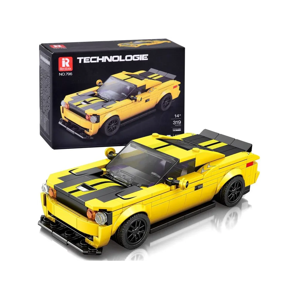 Żółte sportowe auto z klocków technicznych na białym tle