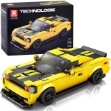 Żółte sportowe auto z klocków technicznych na białym tle