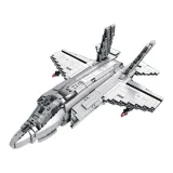 zbliżenie na ruchomą kabinę pilota w modelu myśliwca F-35 z klocków