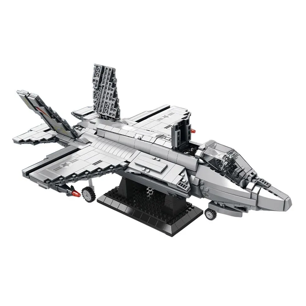 szaro-biały myśliwiec F-35 techniczne klocki na ekspozycyjnym podeście