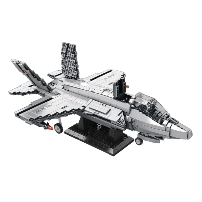 szaro-biały myśliwiec F-35 techniczne klocki na ekspozycyjnym podeście