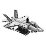 szaro-biały myśliwiec F-35 techniczne klocki na ekspozycyjnym podeście