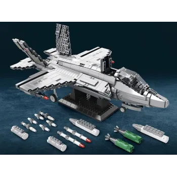 tylna klapa otwarta w modelu amerykańskiego myśliwca F-35