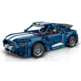 Zbliżenie na detale modelu sportowego auta z klocków technicznych