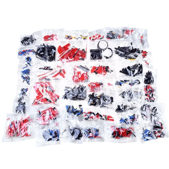 zbliżenie na przód samochodu z przezroczystymi i pomarańczowymi światłami