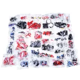 zbliżenie na przód samochodu z przezroczystymi i pomarańczowymi światłami