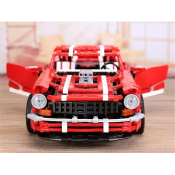 detal szerokich, sportowych opon i felg modelu auta z klocków