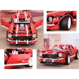 perspektywa tylnej części auta z widocznym bagażnikiem i światłami