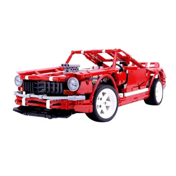 fragment maski samochodu z imitacjami chromowanych wykończeń