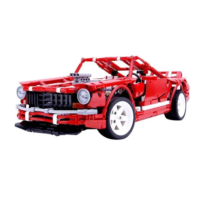 fragment maski samochodu z imitacjami chromowanych wykończeń