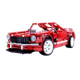 fragment maski samochodu z imitacjami chromowanych wykończeń