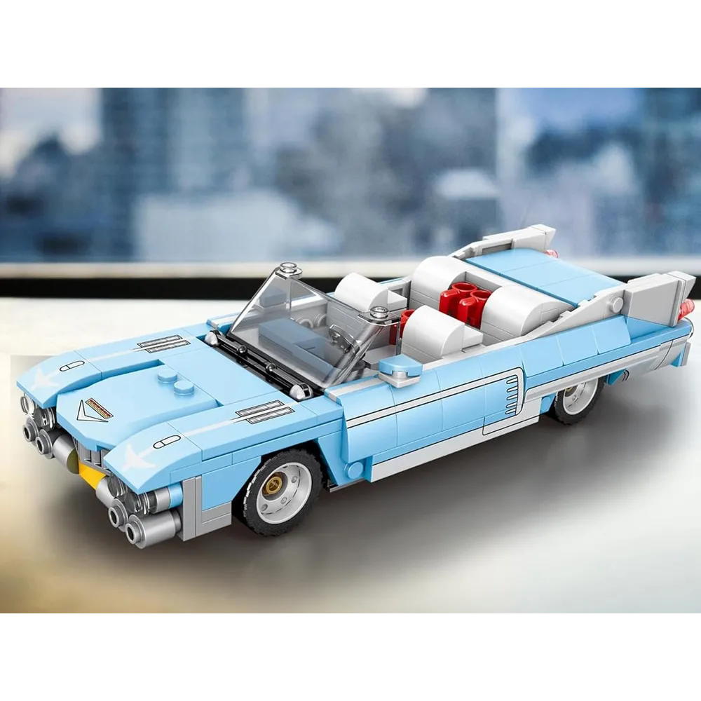 Błękitny kabriolet z szerokim grillem i klasycznymi detalami