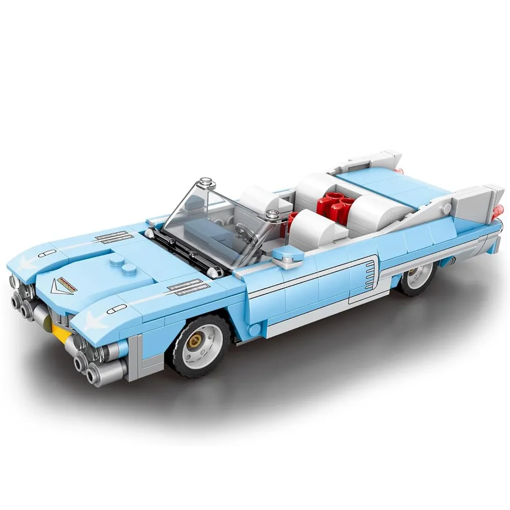 Zbliżenie na rozbudowaną maskę modelu samochodu z lat 50.