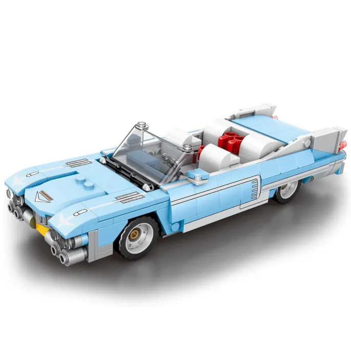 Zbliżenie na rozbudowaną maskę modelu samochodu z lat 50.