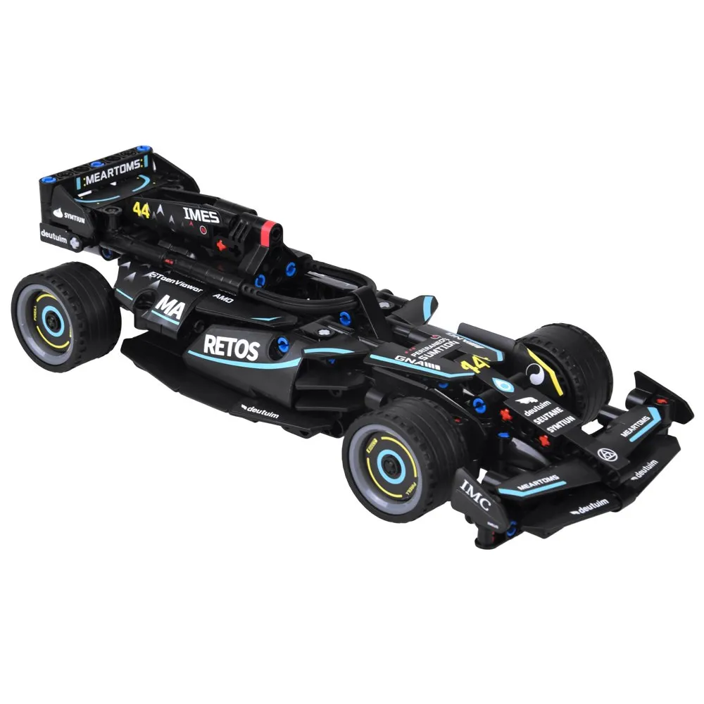 Widok szczegółowego modelu bolidu z gumowymi oponami