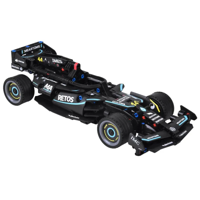 Widok szczegółowego modelu bolidu z gumowymi oponami